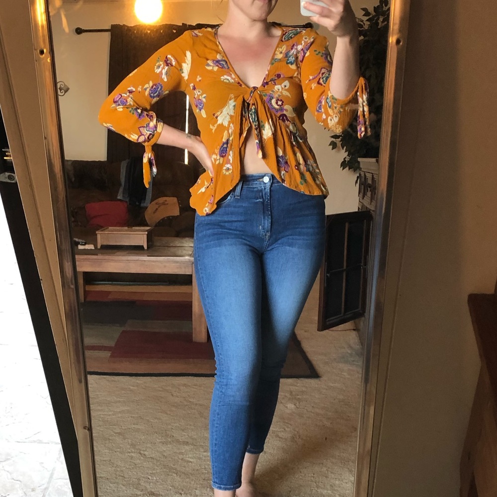 Adorable front tie shirt